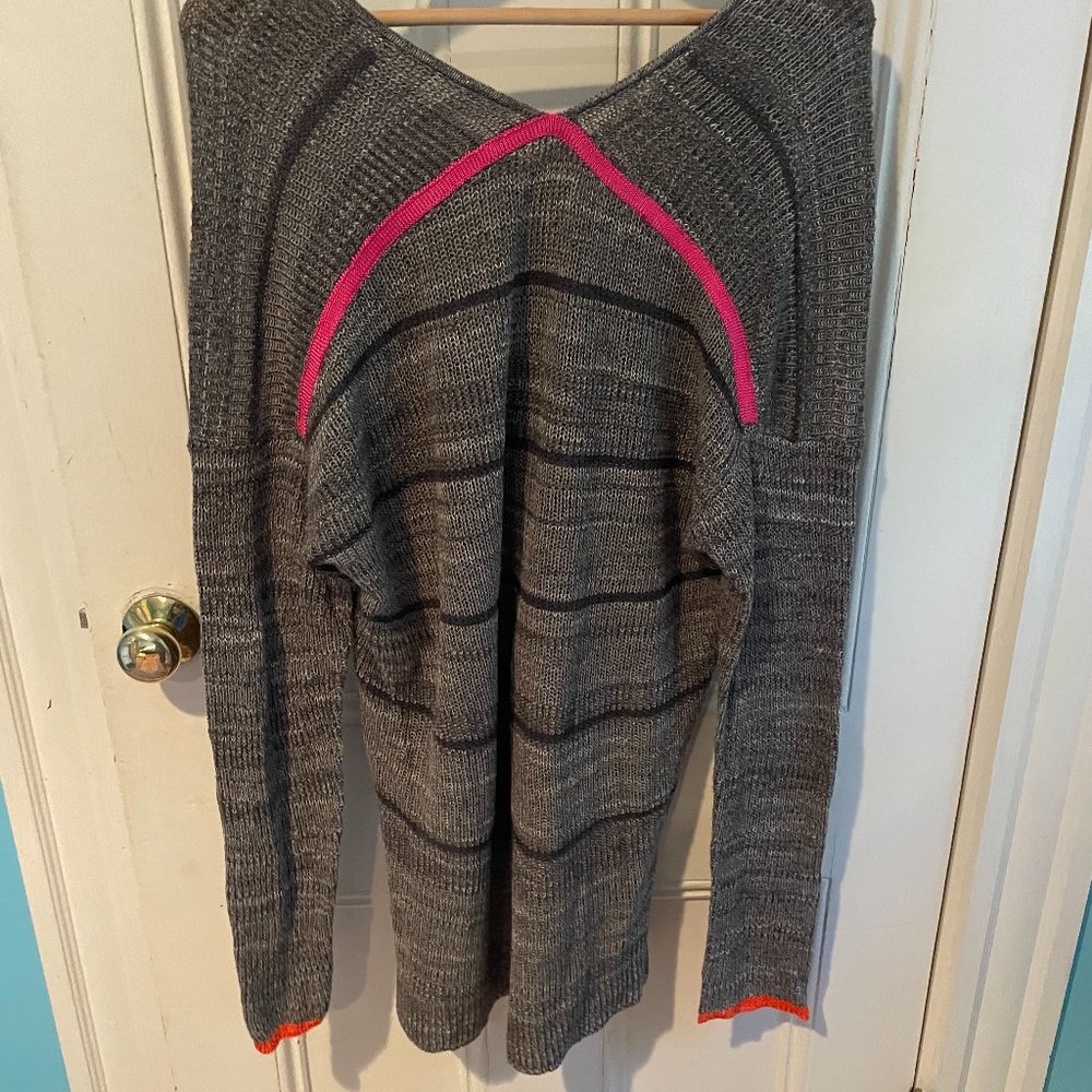 Label + thread Sweater - Picture 2 of 5